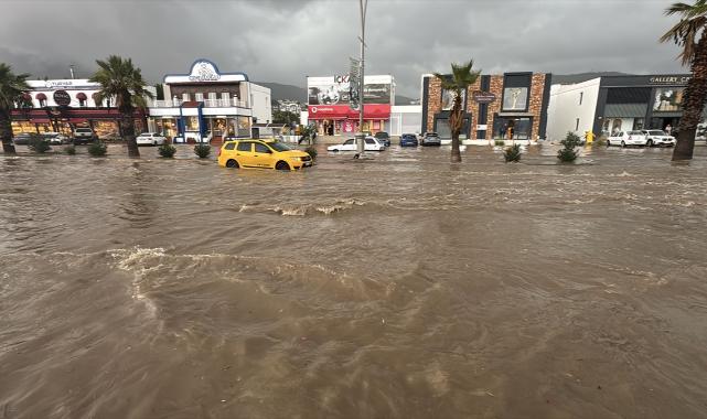 Muğla’da sağanak ve fırtına etkili oluyor